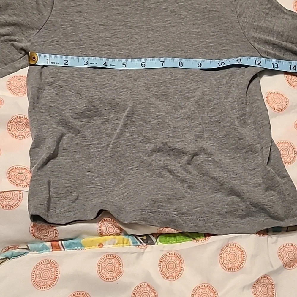 Old Navy Boys Gray Size 5 Versitile long sleeve t-shirt EUC